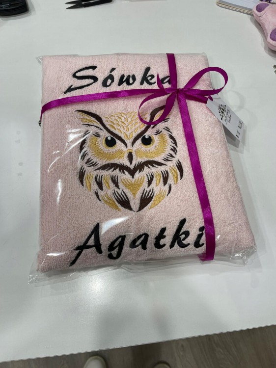 Zapakowany ręcznik z haftem sowy i napisem Sówka Agatki