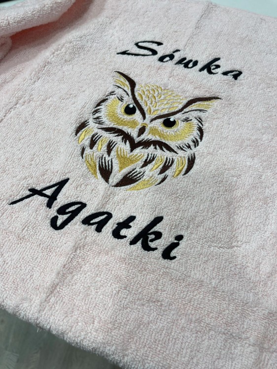 Zbliżenie sowy i personalizowanego napisu na ręczniku