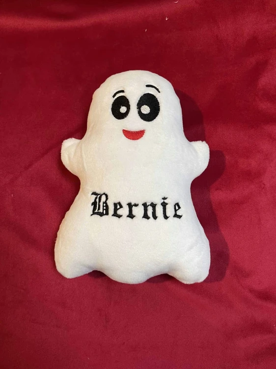 Biała pluszowa poduszka duszek z haftowanym imieniem Bernie na czerwonym tle