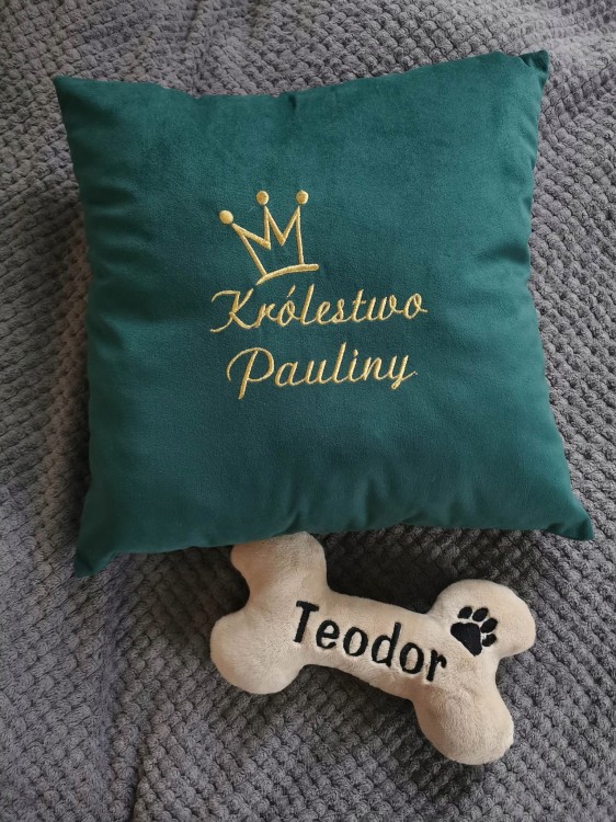 Zielona poduszka Królestwo Pauliny i pluszowa kość z imieniem Teodor