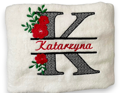Biały ręcznik z haftowanym monogramem K, imieniem Katarzyna i czerwonymi kwiatami