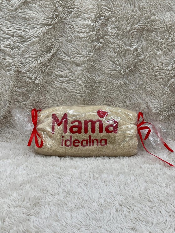 Ręcznik z haftowanym napisem Mama idealna i sercem