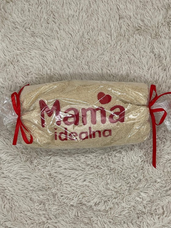 Ręcznik z napisem Mama idealna w opakowaniu prezentowym