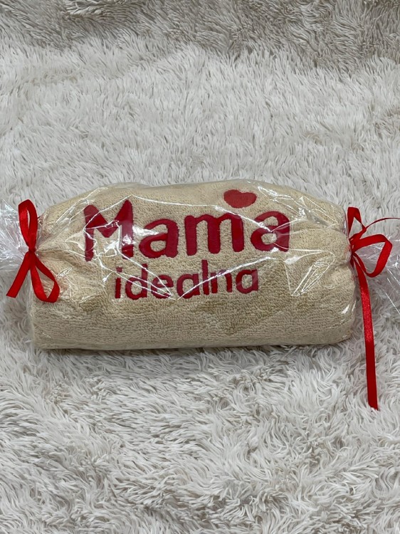 Zapakowany ręcznik z napisem Mama idealna i czerwonymi kokardkami