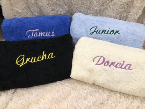 Cztery ręczniki z haftowanymi imionami Tomuś, Junior, Grucha i Daria