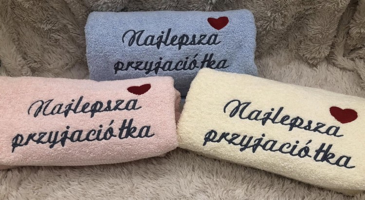 Trzy ręczniki z napisem Najlepsza przyjaciółka i sercem