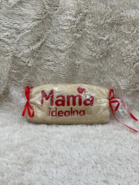 Ręcznik z haftowanym napisem Mama idealna i sercem