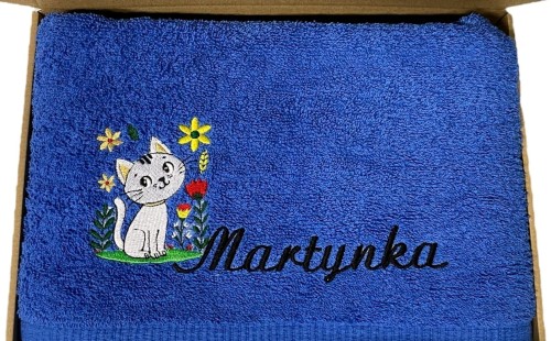 Niebieski ręcznik z haftowanym kotem i imieniem Martynka w pudełku