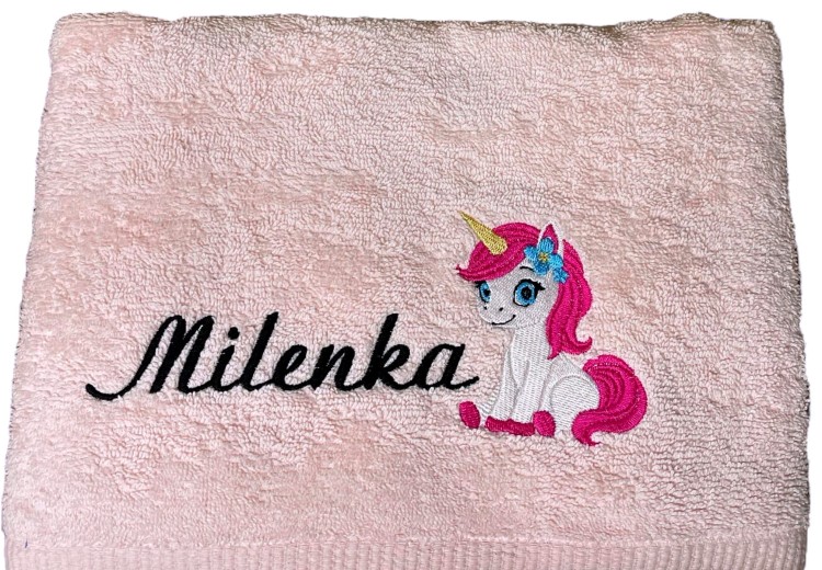 Różowy ręcznik z haftowanym jednorożcem i imieniem Milenka