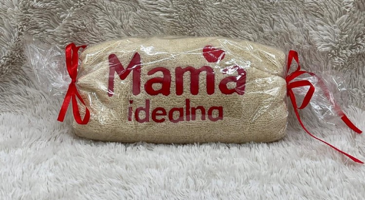 Ręcznik z haftowanym napisem Mama idealna i sercem