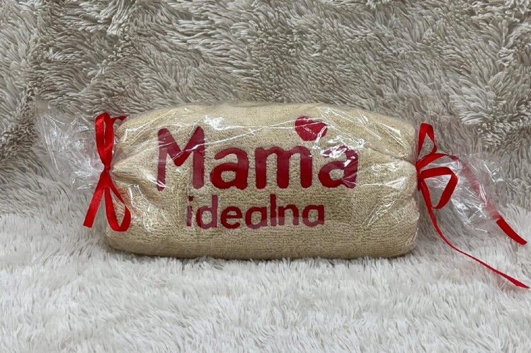 Ręcznik z haftowanym napisem Mama idealna i sercem
