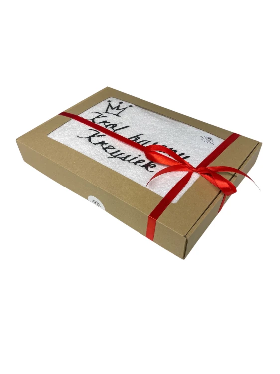 Pudełko z personalizowanym ręcznikiem i czerwoną wstążką
