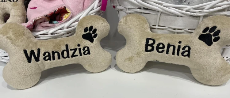 Beżowe pluszowe kości z haftowanymi imionami Wandzia i Benia