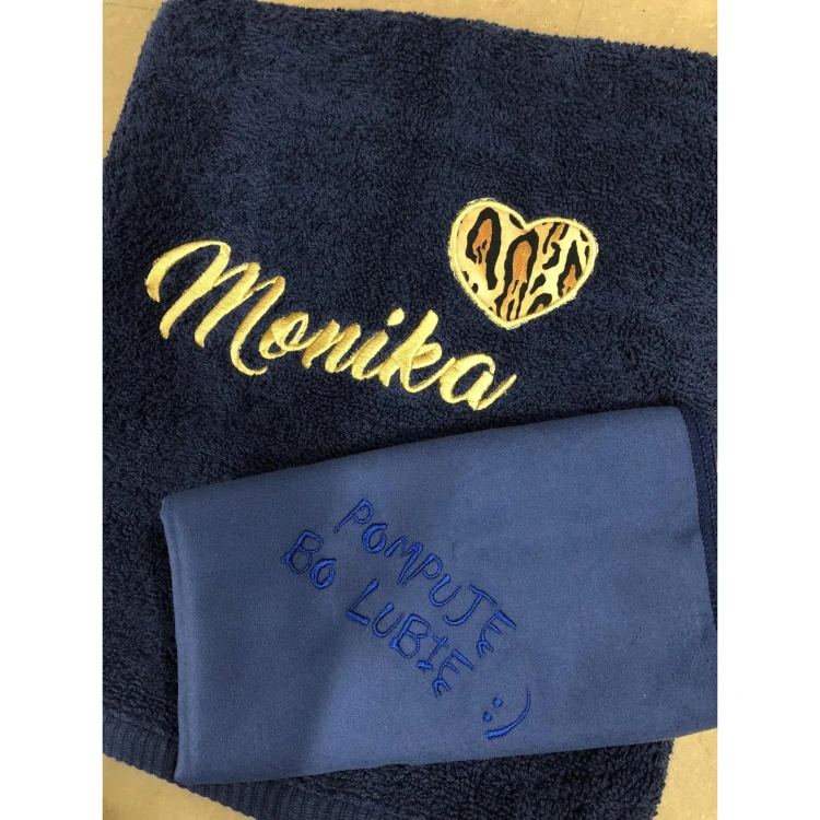 Granatowy ręcznik z haftowanym imieniem Monika i sercem